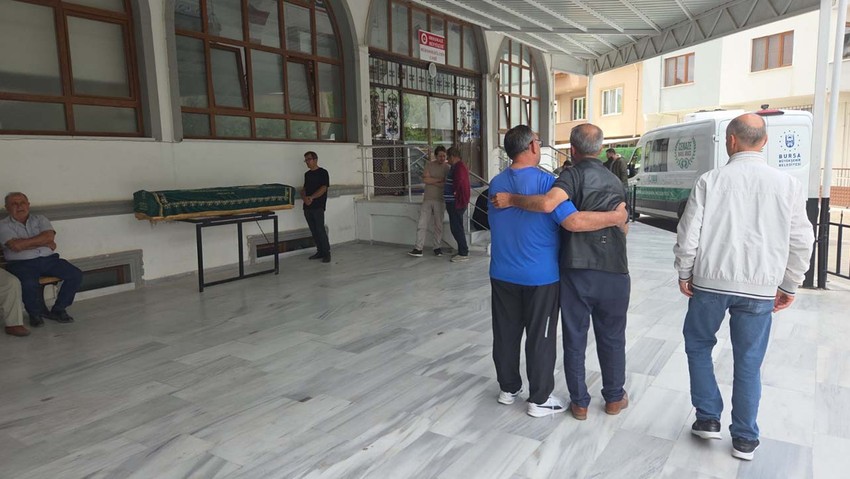 İlk babası görmüştü! Balta ile öldürülen genç toprağa verildi - Resim : 3