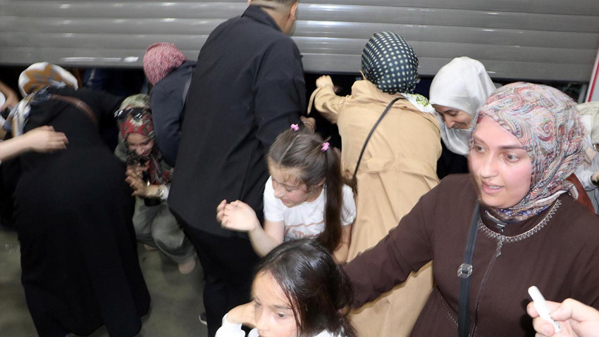 Mağaza açılışında dev indirim! İzdiham oluştu... Kapılar kapandı ancak çare bulunamadı - Resim : 1