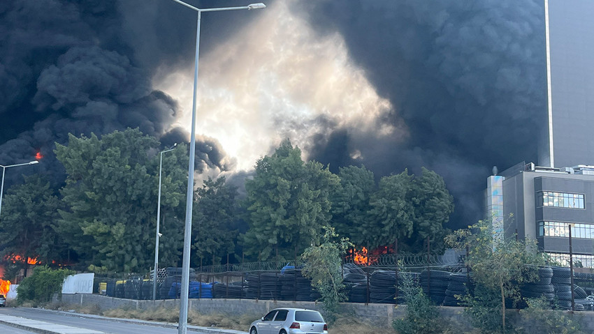 Trafoda korkutan yangın! Fabrikaya ve hastaneye sıçradı: Hastalar tahliye ediliyor - Resim : 2