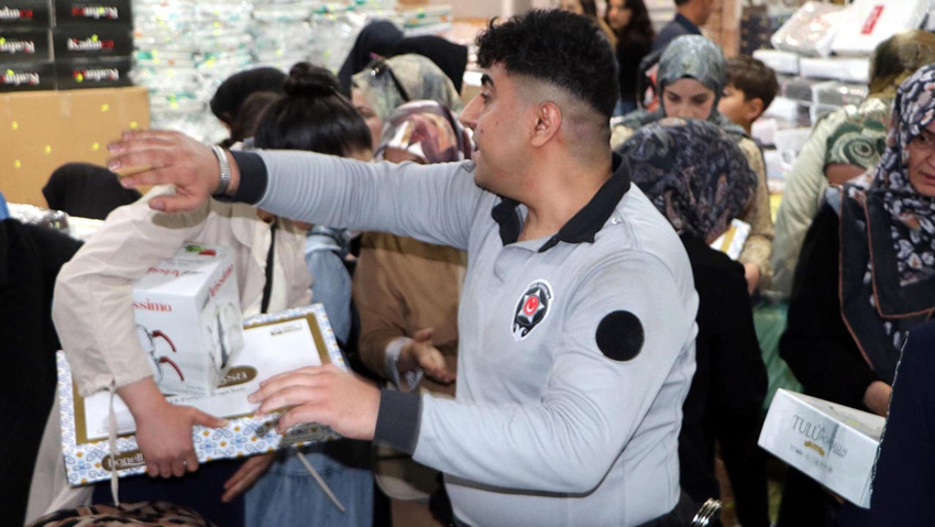 Mağaza açılışında dev indirim! İzdiham oluştu... Kapılar kapandı ancak çare bulunamadı - Resim : 2