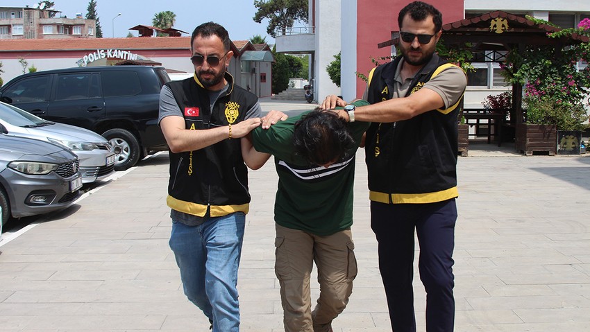 İki genci öldüresiye dövmüştü! Bu kez yaşlı adamı acımadan vurdu... Skandal görüntüler ortaya çıktı! Yine sokak yine aynı suç aleti - Resim : 1