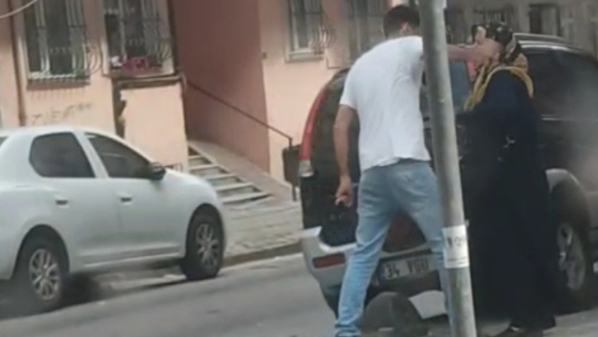 Annesine yaptıklarını görenler dehşete düştü! Bu nasıl evlat? O anları sigara içerek kaydetti - Resim : 1