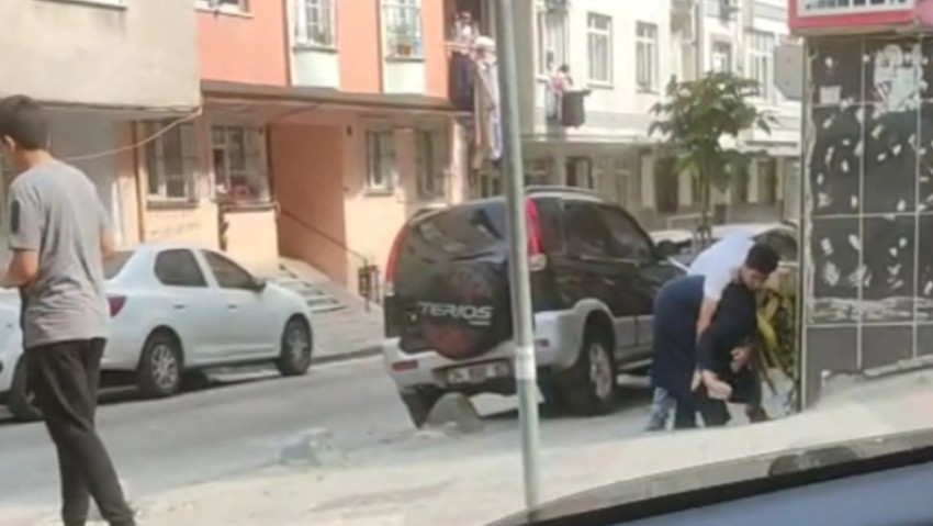 Annesine yaptıklarını görenler dehşete düştü! Bu nasıl evlat? O anları sigara içerek kaydetti - Resim : 3