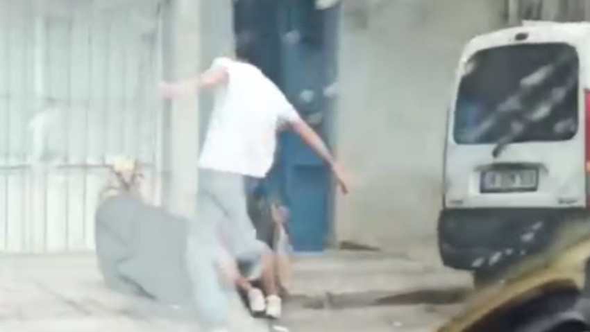 Annesine yaptıklarını görenler dehşete düştü! Bu nasıl evlat? O anları sigara içerek kaydetti - Resim : 2