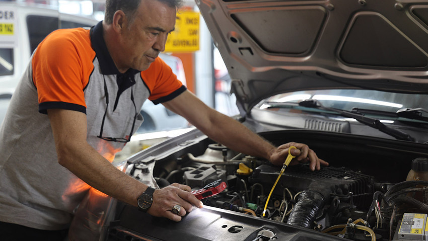 Araç almak isteyenler dikkat! Görenler 'yok artık' dedi... Otomobilin motorundan çıktı! Ne işe yaradığı merak edildi - Resim : 1