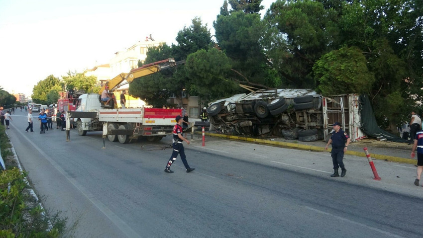 Freni patlayan kamyon dehşet saçtı! 4 otomobile çarptı: Yaralılar var - Resim : 3