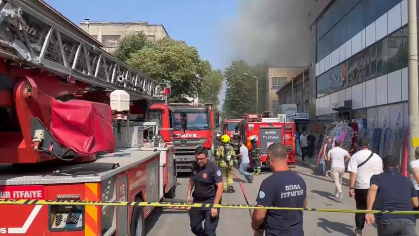 Tekstil atölyesinde korkutan yangın! İş yeri sahibi itfaiye ekiplerine saldırdı - Resim : 3