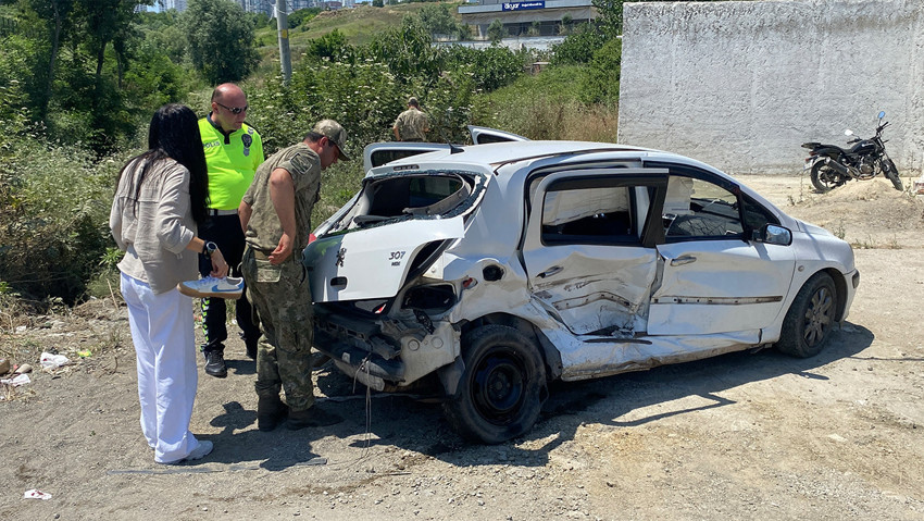 Polis otosuyla otomobil çarpıştı: 2 polis ve 1 asker yaralı - Resim : 1