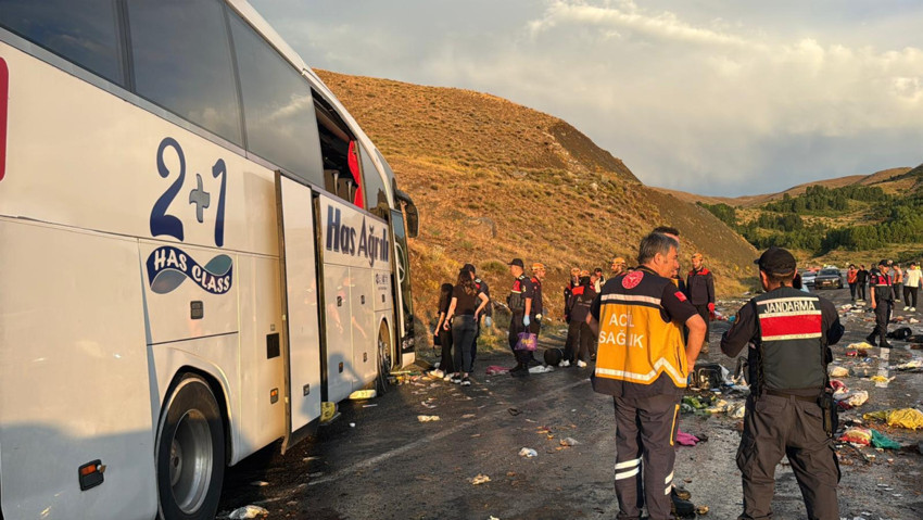 Sivas'ta yolcu otobüsü kaza yaptı: Çok sayıda ölü ve yaralı var - Resim : 1