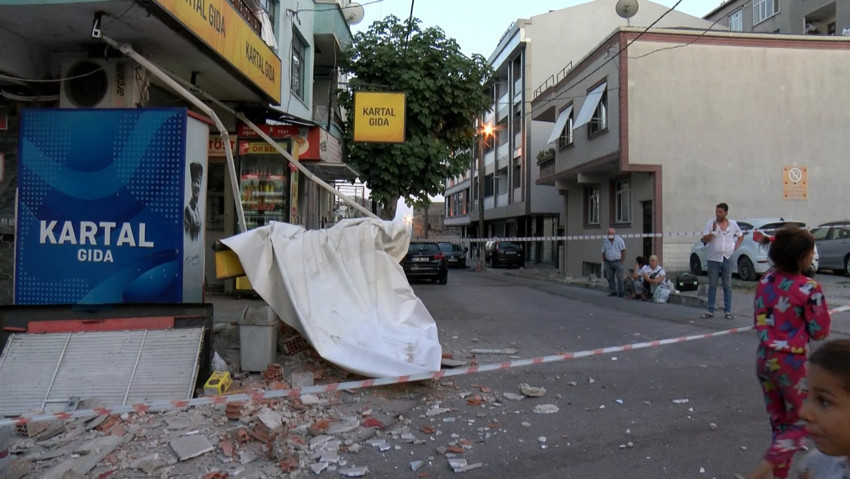 2 katlı binanın balkonu çöktü! Bina sakinleri tahliye edildi - Resim : 2