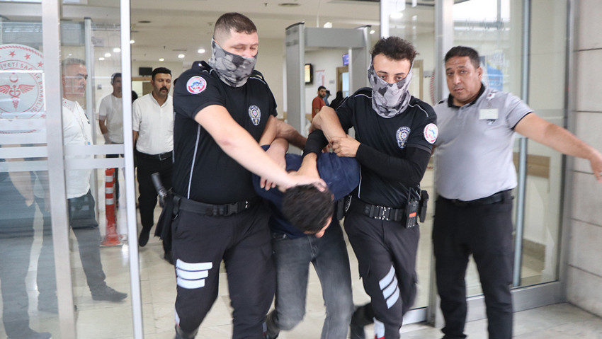 Acil serviste dehşet saçtı! Doktor ve güvenlik görevlisine bıçaklı saldırı - Resim : 6