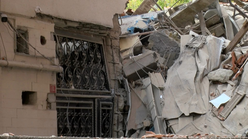 Küçükçekmece'de korkutan yıkım! Facia teğet geçti, o anlar kamerada - Resim : 1