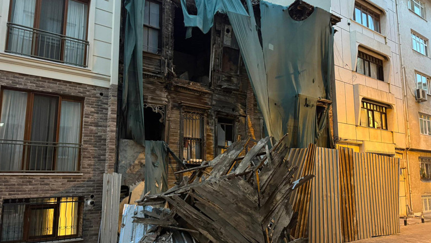 Bakırköy'de korkutan olay! 100 yıllık tarihi ahşap bina çöktü! - Resim : 2