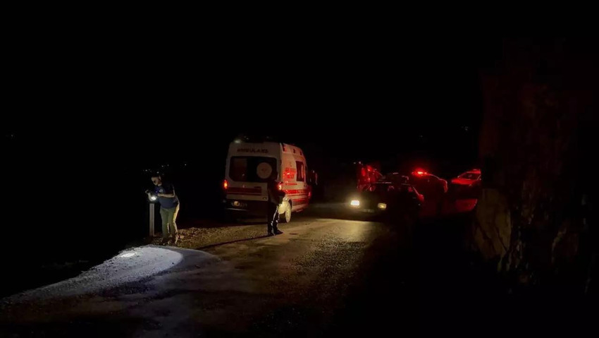 Adana’da katliam gibi kaza: Araç 70 metreden yuvarlandı, çok sayıda can kaybı var - Resim : 1