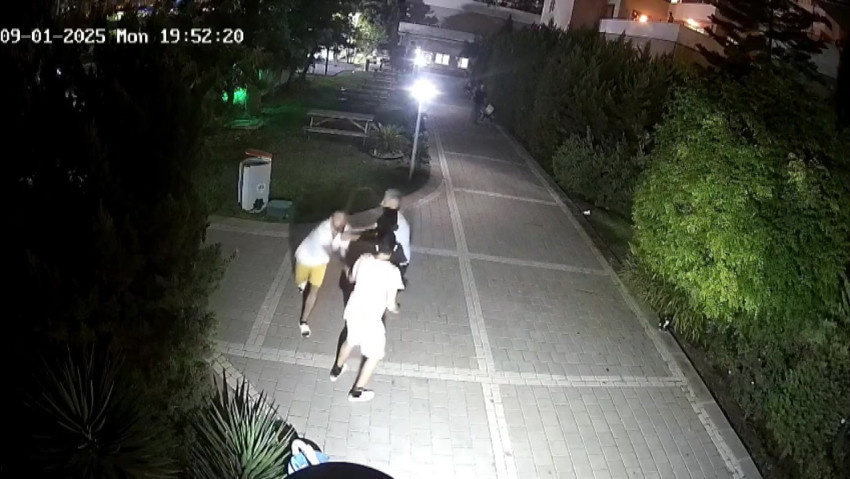 Adana'da pes dedirten görüntü! 13 yaşındaki çocuğa site ortasında dayak - Resim : 2