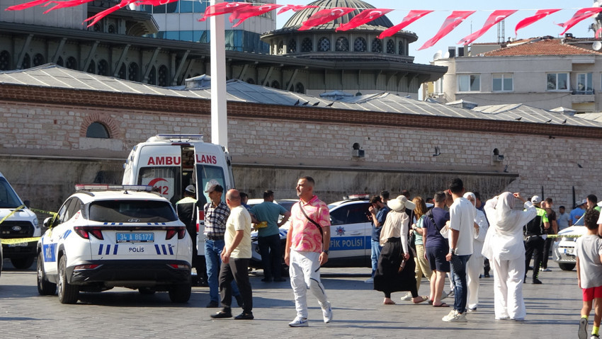Taksim'de polis aracı aydınlatma direğine çarptı: 4 polis yaralı - Resim : 1