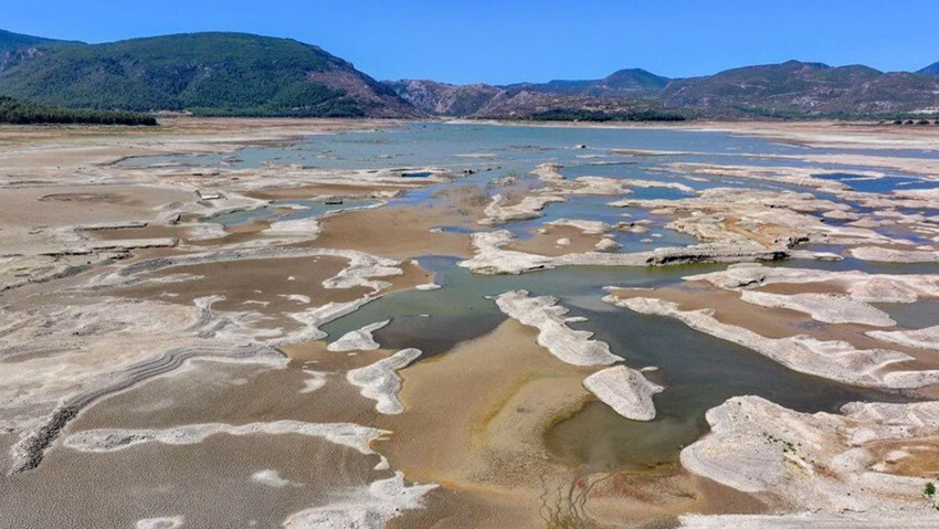 İzmir’de alarm: Tahtalı Barajı'da doluluk yüzde 5'e düştü, zemin çatladı, yapılar ortaya çıktı - Resim : 2