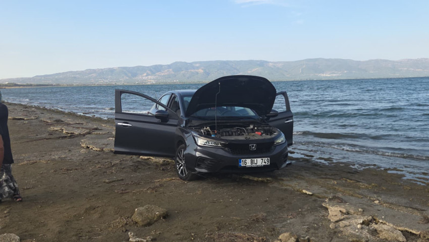 Yola dökülen akaryakıt faciaya yol açtı! Otomobil İznik Gölü’ne uçtu - Resim : 1
