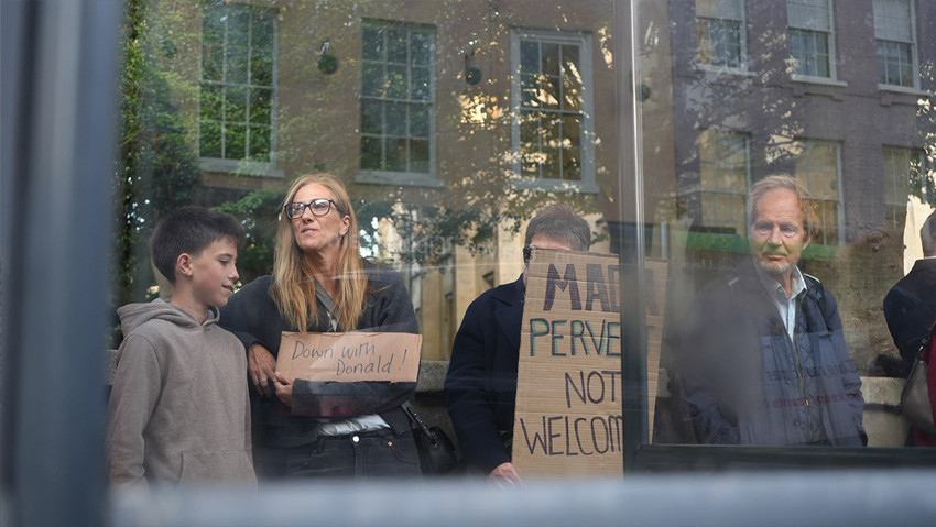 Donald Trump'ın İngiltere ziyareti gergin başladı: Sokaklar protestocularla doldu - Resim : 2
