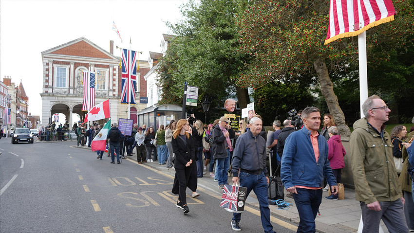Donald Trump'ın İngiltere ziyareti gergin başladı: Sokaklar protestocularla doldu - Resim : 4