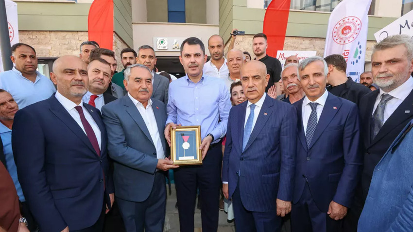 Murat Kurum Kahramanmaraş'ta depremzede aileyi ziyaret etti: Miniklerden bakana duygulandıran hediye - Resim : 2