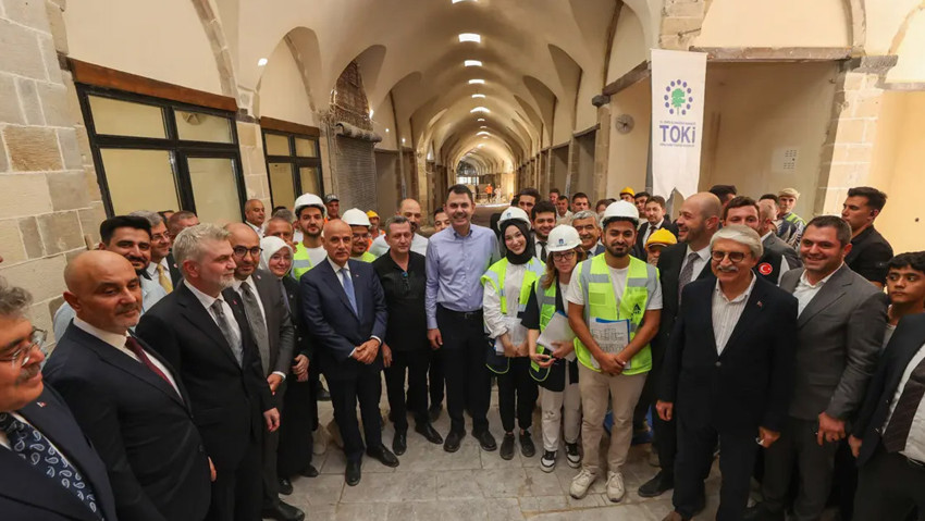 Murat Kurum Kahramanmaraş'ta depremzede aileyi ziyaret etti: Miniklerden bakana duygulandıran hediye - Resim : 3