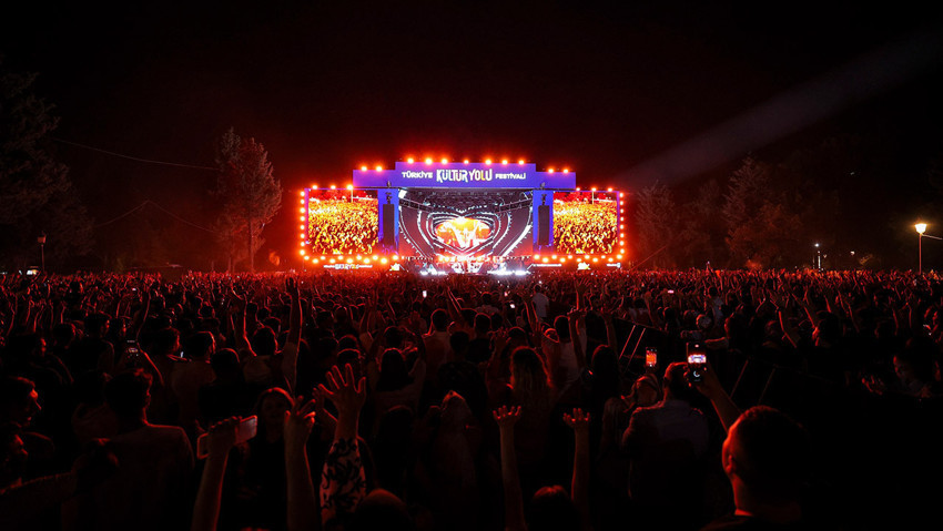 Gaziantep'te Ebru Yaşar rüzgarı esti! Konserde "Unutamadım" sürprizi - Resim : 3