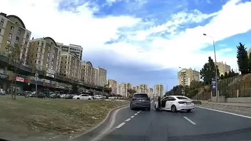 Trafikteki gerilim saniyeler içinde faciaya dönüştü: Sürücüyü aracın altına alıp metrelerce sürükledi! O anlar saniye saniye kamerada - Resim : 2