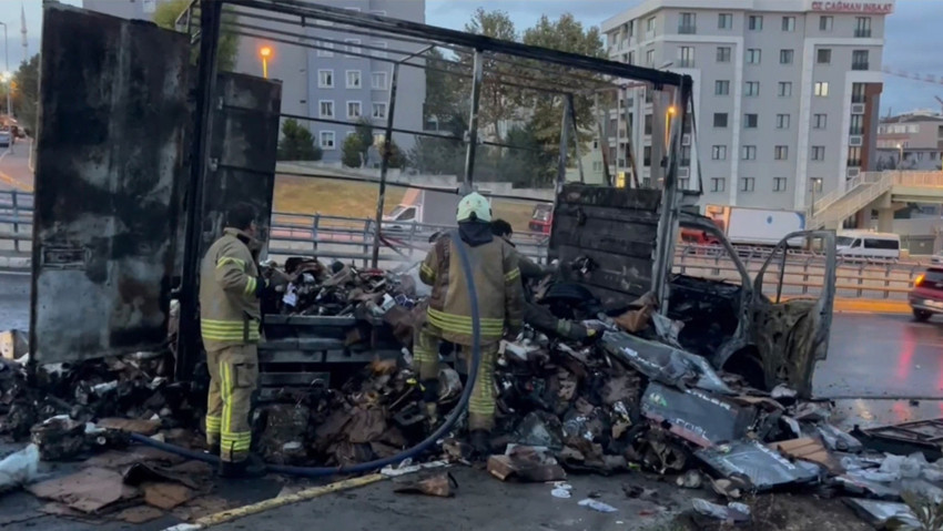  Kargo kamyoneti alev alev yandı! O anlar anbean kaydedildi - Resim : 1