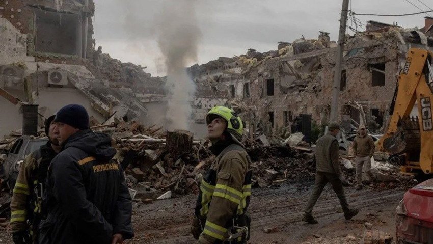 Rusya 12 saat boyunca bomba yağdırdı! Harabeye dönen Kiev havadan görüntülendi - Resim : 1