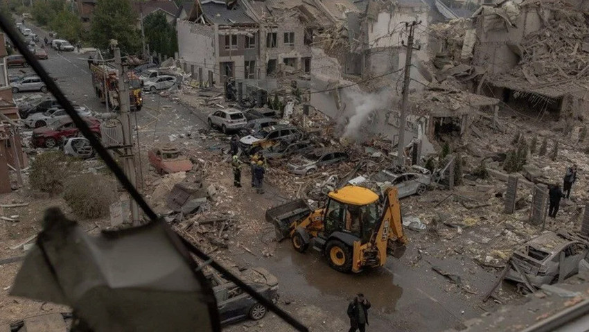 Rusya 12 saat boyunca bomba yağdırdı! Harabeye dönen Kiev havadan görüntülendi - Resim : 3