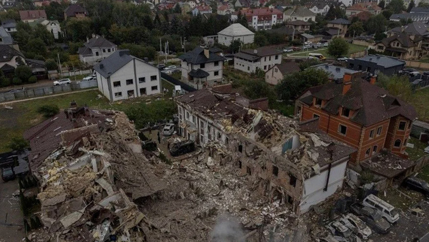 Rusya 12 saat boyunca bomba yağdırdı! Harabeye dönen Kiev havadan görüntülendi - Resim : 4