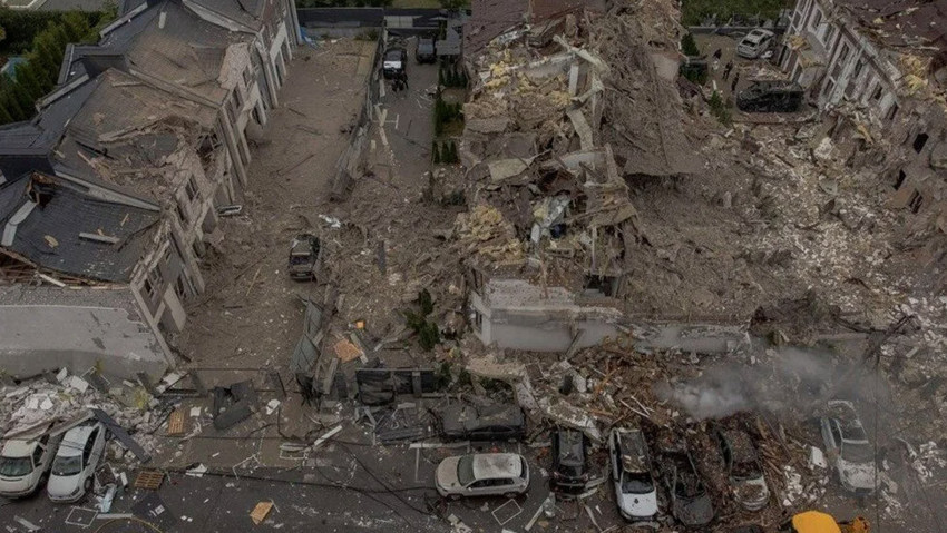 Rusya 12 saat boyunca bomba yağdırdı! Harabeye dönen Kiev havadan görüntülendi - Resim : 6