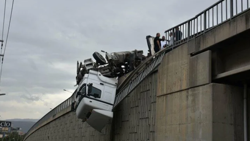 TIR viyadükte asılı kaldı! Korku dolu o anlar kameraya yansıdı - Resim : 1