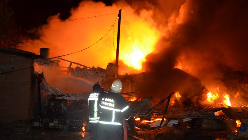 Ekmek yapmak isterken faciaya yol açtılar! Alevler müştemilat ve 2 eve sıçradı - Resim : 1