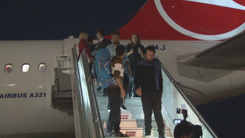 Küresel Sumud Filosu'ndaki 15 aktivist İstanbul'a indi - Resim : 3