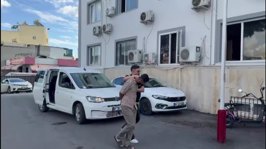 Adana’da akıllara durgunluk veren olay! Polis gibi çakarlı otomobille gezdi... Havaya ateş açıp çocukların üzerini aradı - Resim : 3