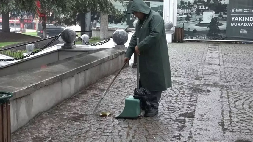 Bursa’da "insanlık ölmemiş" dedirten görüntüler! Bankta altın dolu çanta bulan temizlik görevlisi bakın ne yaptı - Resim : 2