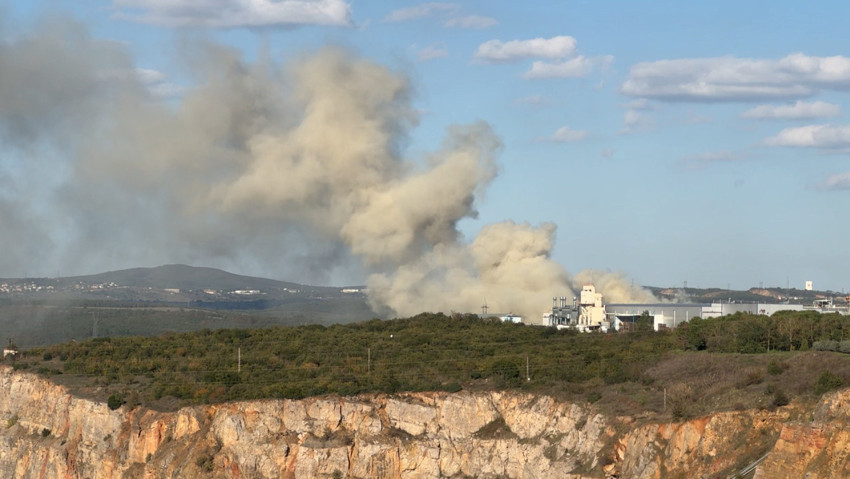 Fabrika bahçesinde korkutan yangın! Dumanlar gökyüzüne ulaştı - Resim : 2