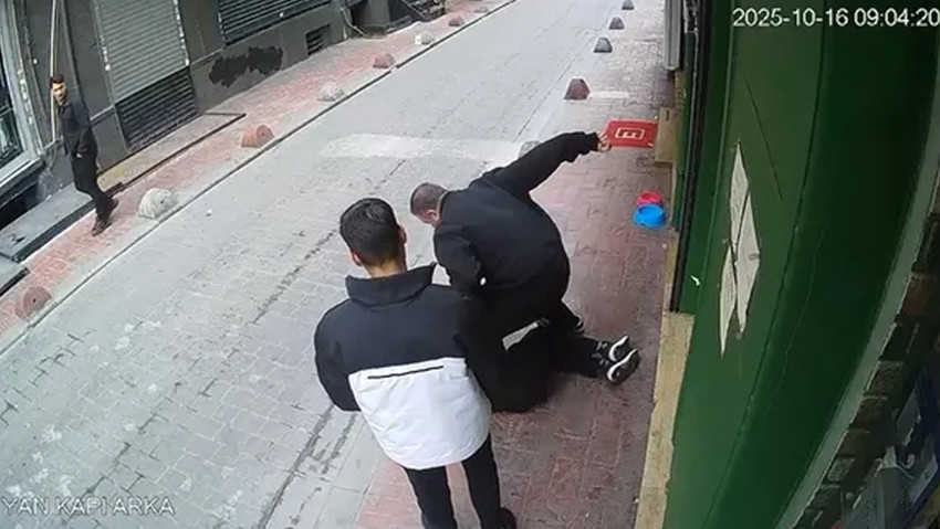 Beyoğlu’nda sokak ortasında şoke eden kavga! Adamı defalarca yumruklayıp tekmeledi - Resim : 1