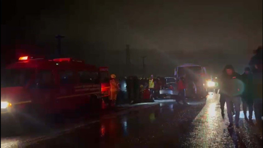 Balıkesir’de feci kaza! Otomobil ile işçileri taşıyan midibüs çarpıştı! Ölü ve yaralılar var! - Resim : 1