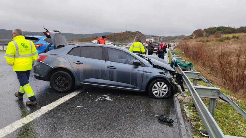 İstanbul-İzmir Otoyolu’nda feci kaza! 12 araç birbirine girdi: Ölü ve çok sayıda yaralı var - Resim : 3