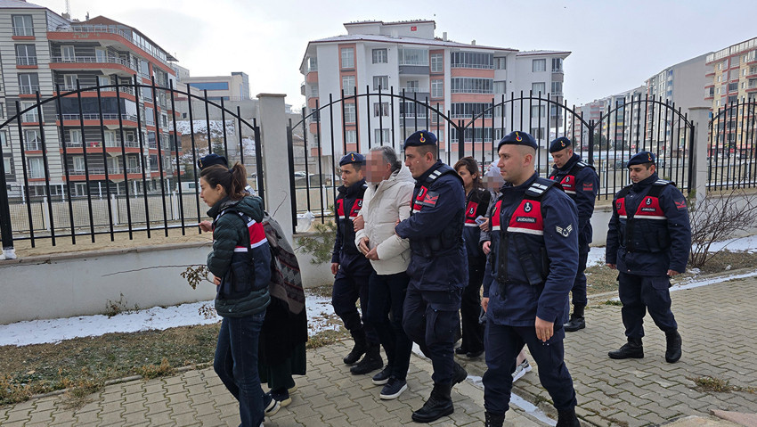 87 yaşındaki kadından 15 milyonluk vurgun! 3 ilde eş zamanlı operasyon! Gerçek 21 yıl sonra ortaya çıktı - Resim : 1