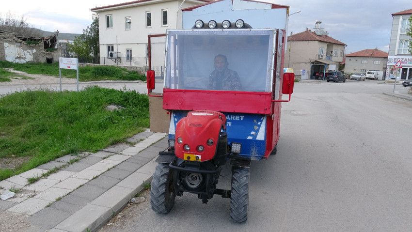 Gören bir daha bakıyor! Ev bulamadı, traktörü ev yaptı - Resim : 3
