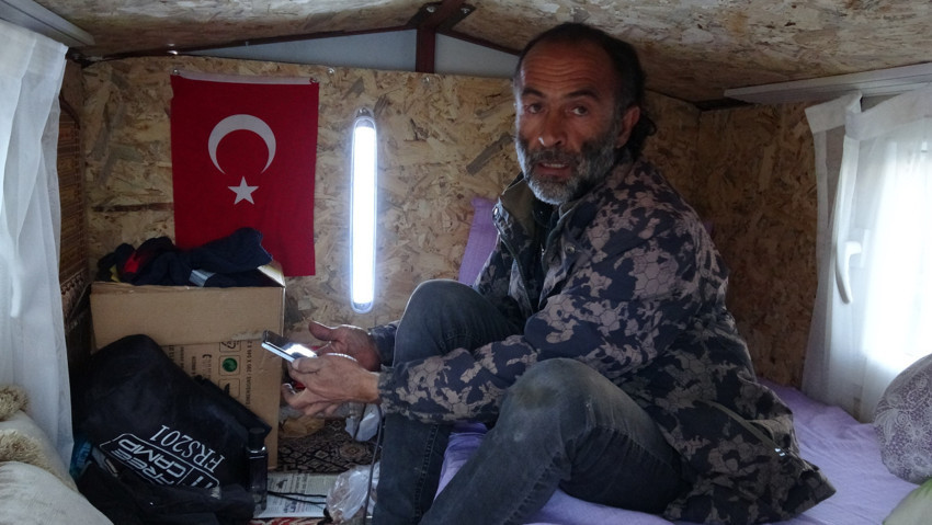 Gören bir daha bakıyor! Ev bulamadı, traktörü ev yaptı - Resim : 1