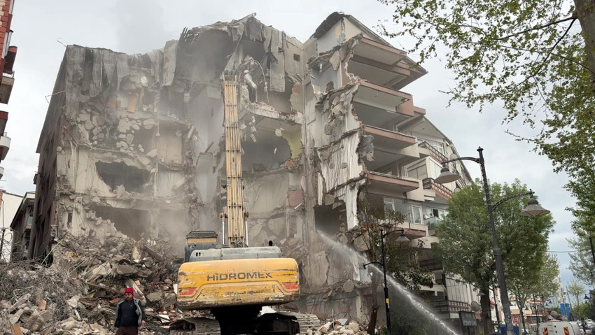 Avcılar'da duygulandıran hassasiyet: Türk bayrağını gördü yıkımı durdurdu - Resim : 3