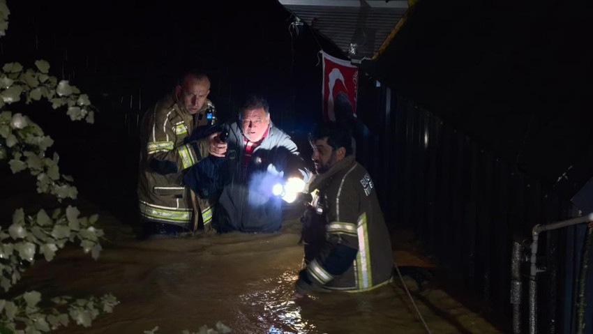 Bursa&rsquo;da sel felaketi! Her şeyini kaybeden adamın ambulansa binerkenki hareketi g&ouml;zleri yaşarttı - Resim : 1