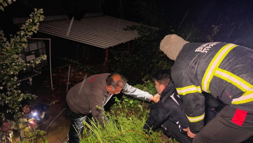 Bursa&rsquo;da sel felaketi! Her şeyini kaybeden adamın ambulansa binerkenki hareketi g&ouml;zleri yaşarttı - Resim : 6