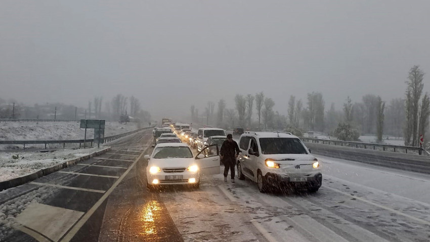 Mayıs'ta eğitime kar engeli! Yollar kapandı, ulaşım sağlanamadı - Resim : 1