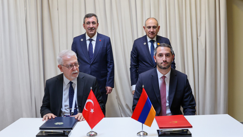 Tarihi köprüde tarihi anlaşma: Paşinyan'ın yakasındaki dikkat çeken rozet - Resim : 2